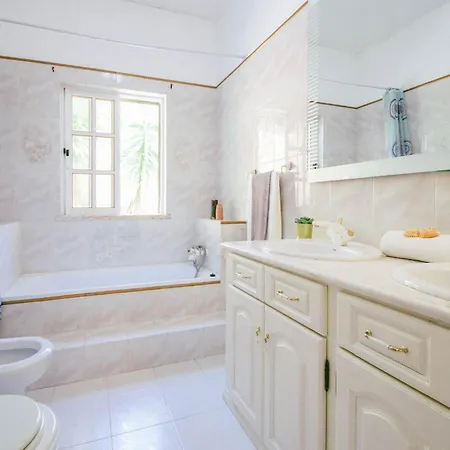 빌라 Villa In Monchique With Heated Pool
