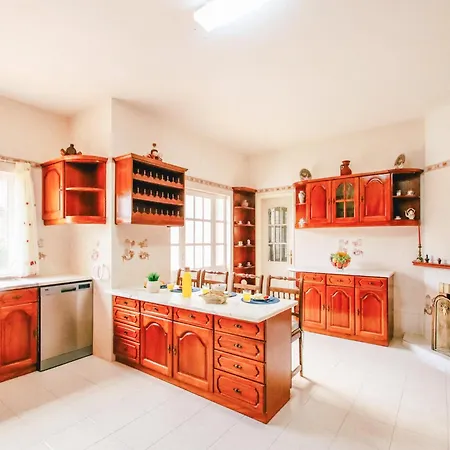 빌라 Villa In Monchique With Heated Pool